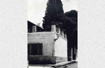 Το παλιό σχολείο, γωνία Νικοδήμου και Θουκυδίδου με το γνωστό φανάρι